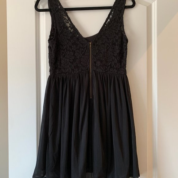 Black lace dress with collar detail - Picture 2 of 2